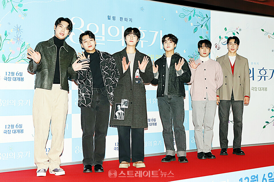 ‘불타는 트롯맨’ 손태진-민수현-김중연-박민수-공훈-에녹이 영화 ‘3일의 휴가’ VIP 시사회 포토월 행사에 참석해 포토타임을 갖고 있다. 양용은 기자 taeji1368@naver.com