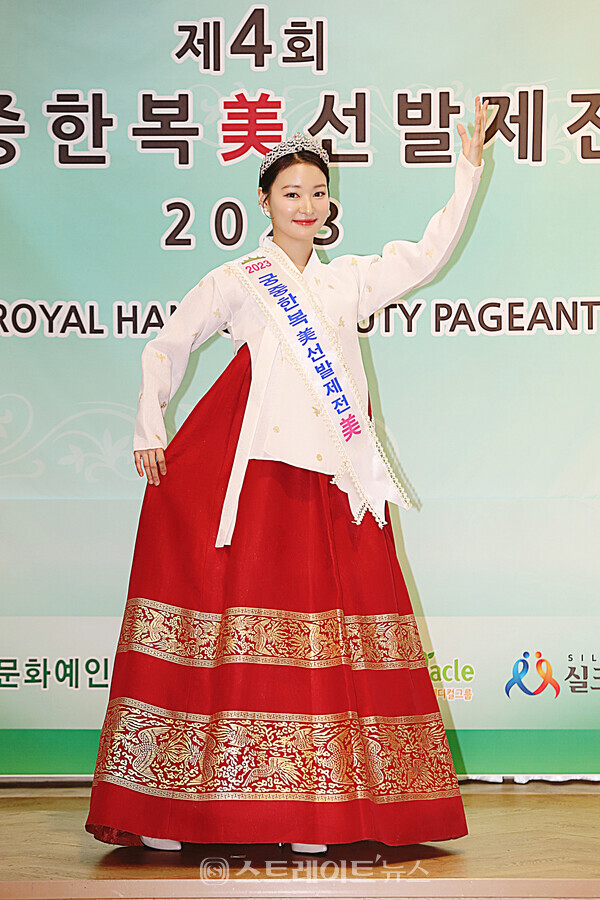‘2023 궁중한복 美 선발제전’ 미(美) 수상자 이기나가 포토타임을 갖고 있다. 양용은 기자 taeji1368@naver.com