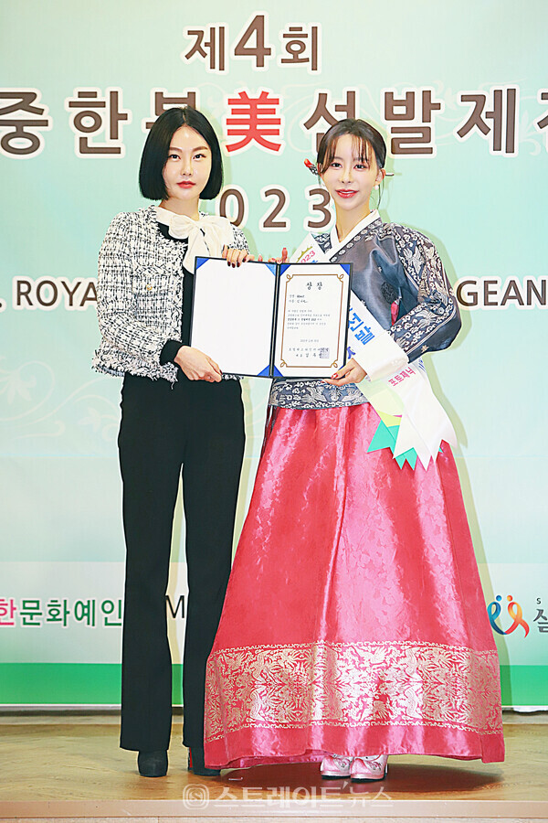 ‘2023 궁중한복 美 선발제전’ 포토제닉 수상자 김가린(오른쪽)과 시상자 bnt월드뉴스 정규연 차장 기념촬영. 양용은 기자 taeji1368@naver.com