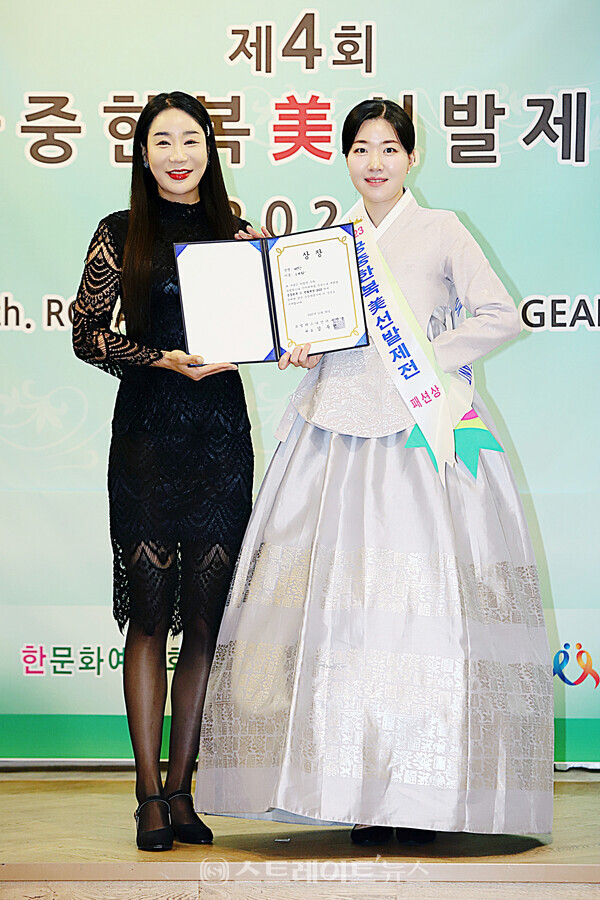 ‘2023 궁중한복 美 선발제전’ 패션상 수상자 고연화(오른쪽)와 시상자 ‘2022 미즈모델코리아선발대회’ 선(善) 창미주 기념촬영. 양용은 기자 taeji1368@naver.com