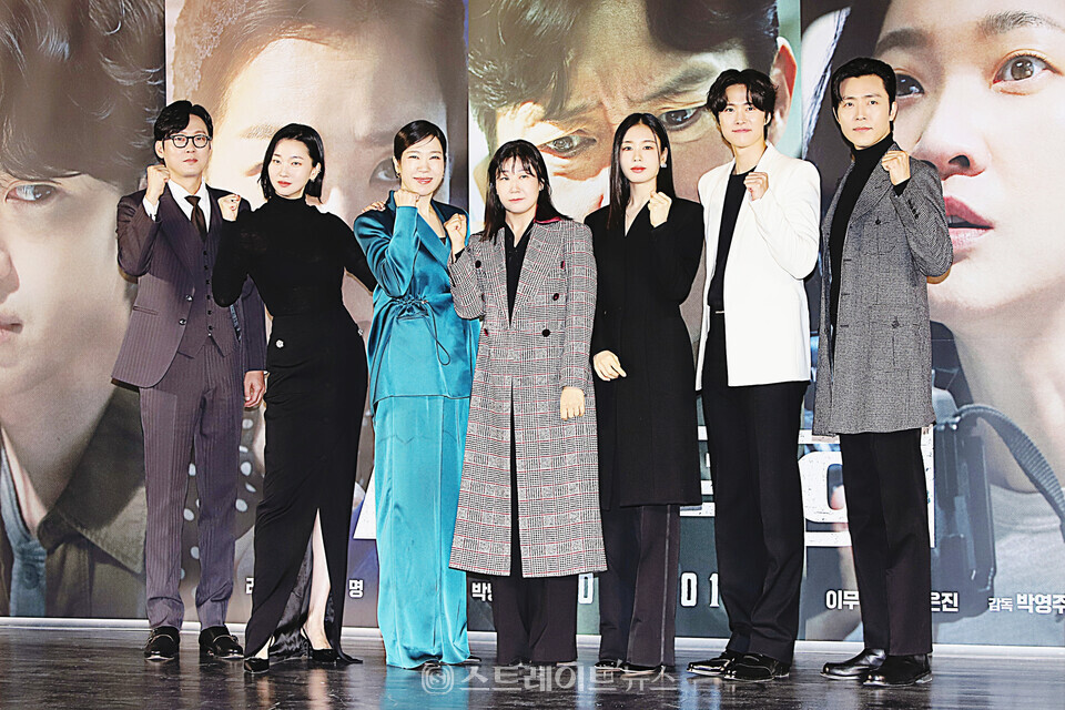 영화 ‘시민덕희’ 제작보고회에 참석한 (왼쪽부터) 박병은-장윤주-염혜란-라미란-안은진-공명-이무생 포토타임. 양용은 기자 taeji1368@naver.com