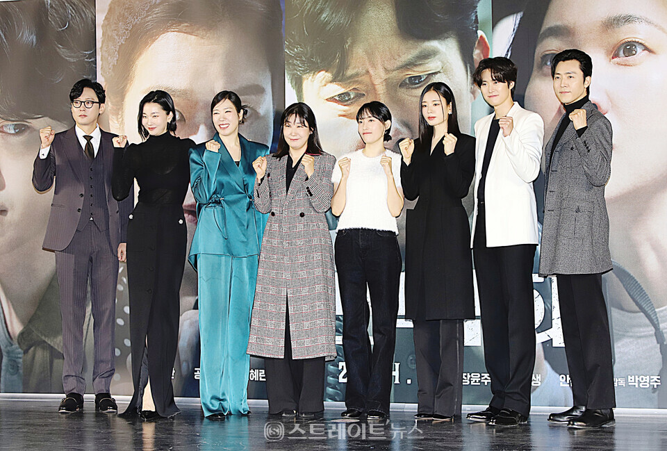 영화 ‘시민덕희’ 제작보고회에 참석한 (왼쪽부터) 박병은-장윤주-염혜란-라미란-박영주 감독-안은진-공명-이무생 포토타임. 양용은 기자 taeji1368@naver.com