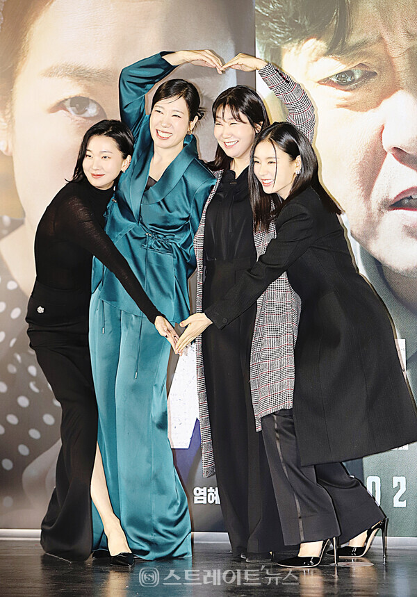 영화 ‘시민덕희’ 제작보고회에 참석한 (왼쪽부터) 배우 장윤주-염혜란-라미란-안은진. 양용은 기자 taeji1368@naver.com