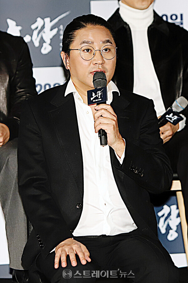 영화 ‘노량: 죽음의 바다’ 기자간담회에 참석해 인사말을 전하는 김한민 감독. 양용은 기자 taeji1368@naver.com