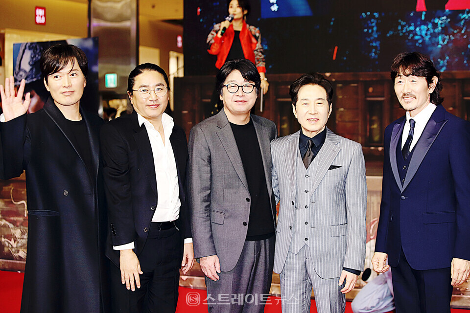 영화 ‘노량: 죽음의 바다’ 레드카펫 행사에 참석한 (왼쪽부터) 정재영-김한민 감독-김윤석-백윤식-허준호. 양용은 기자 taeji1368@naver.com