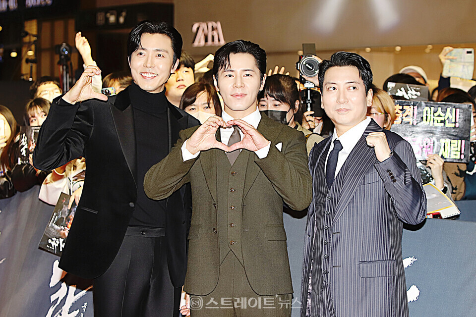 영화 ‘노량: 죽음의 바다’ 레드카펫 행사에 참석한 (왼쪽부터) 배우 이무생-이규형-박명훈. 양용은 기자 taeji1368@naver.com