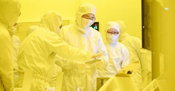 이재용 삼성전자 회장(가운데)이 지난 2월 천안·온양캠퍼스를 찾아 반도체 기술 현황을 점검하는 모습. 삼성전자 제공