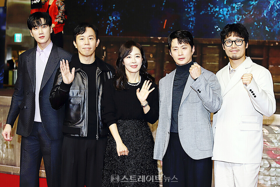 영화 ‘노량: 죽음의 바다’ 레드카펫 행사에 참석한 (왼쪽부터) 배우 안보현-최덕문-문정희-김성규-박훈. 양용은 기자 taeji1368@naver.com