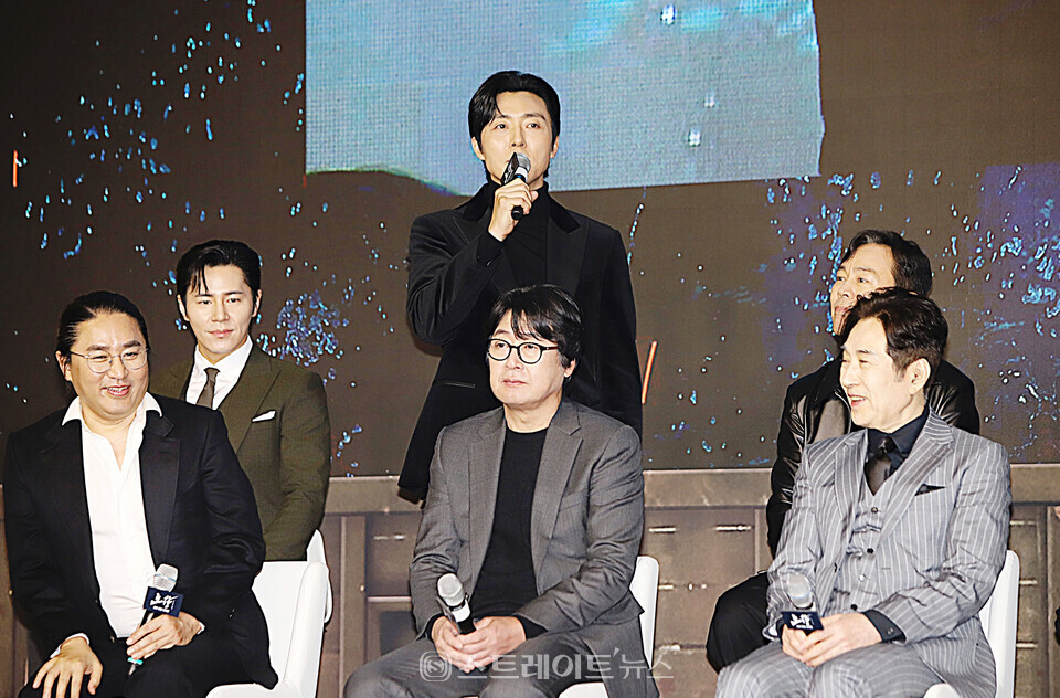 영화 ‘노량: 죽음의 바다’ 레드카펫 쇼케이스 행사에서 배우 이무생이 무대 인사를 하고 있다. 양용은 기자 taeji1368@naver.com