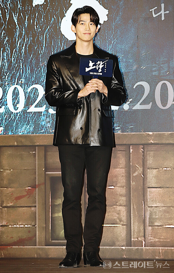 영화 ‘노량: 죽음의 바다’ VIP 시사회 포토월 행사에 참석한 배우 옥택연. 양용은 기자 taeji1368@naver.com