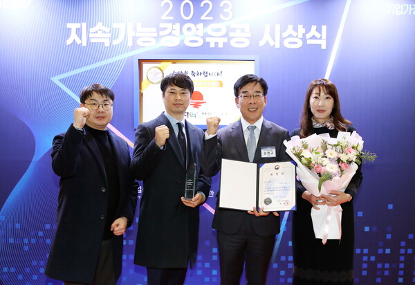 한국지역난방공사는 14일 서울 롯데호텔에서 열린 ‘2023 지속가능경영 유공 정부포상’ 시상식에서 산업통상자원부 장관 표창을 수상했다.