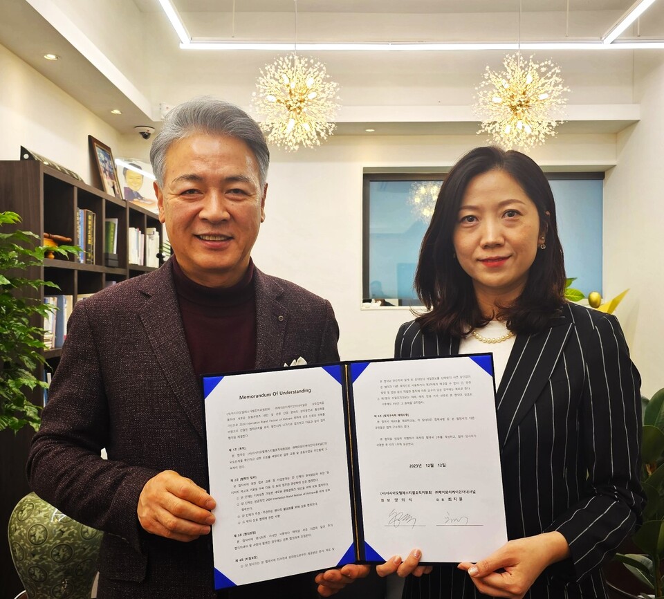 AMFOC 양의식(왼쪽) 회장과 JYK인터내셔널 최지은 대표. 아시아모델페스티벌조직위원회 제공