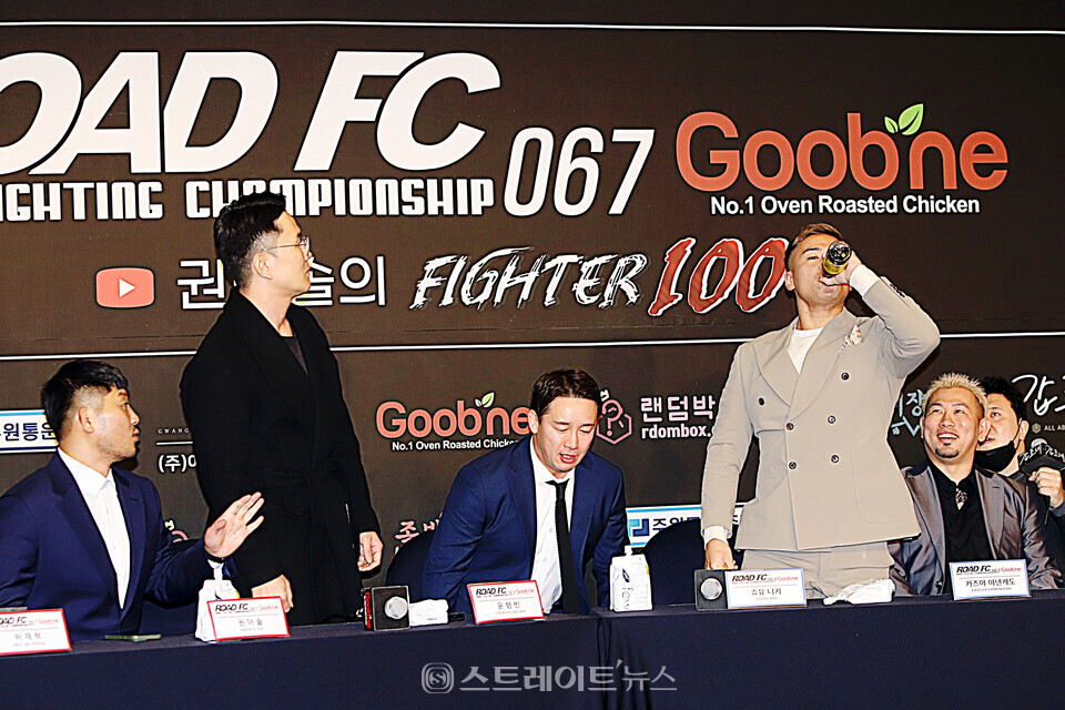 ​지난 15일 열린 ROAD FC 067 2차 기자회견에서 쇼유 니키가 윤형빈을 농락하고 있다. 양용은 기자 taeji1368@naver.com