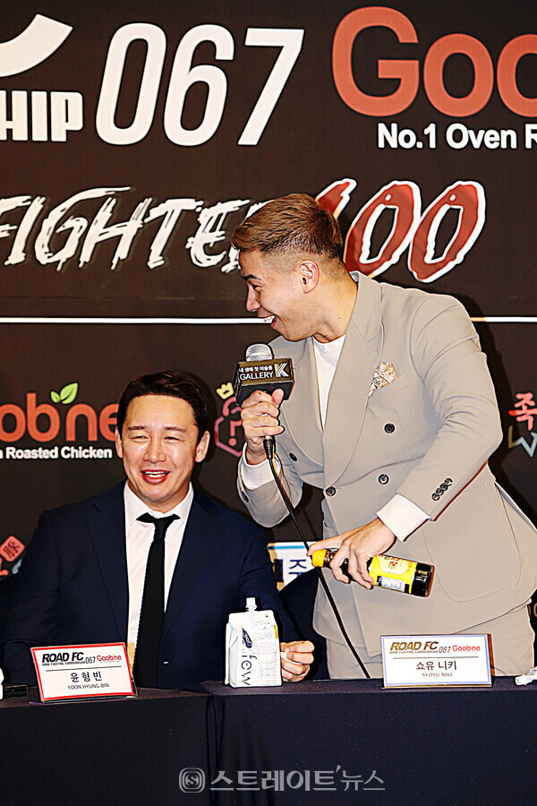 지난 15일 열린 ROAD FC 067 2차 기자회견에서 쇼유 니키가 윤형빈을 농락하고 있다. 양용은 기자 taeji1368@naver.com