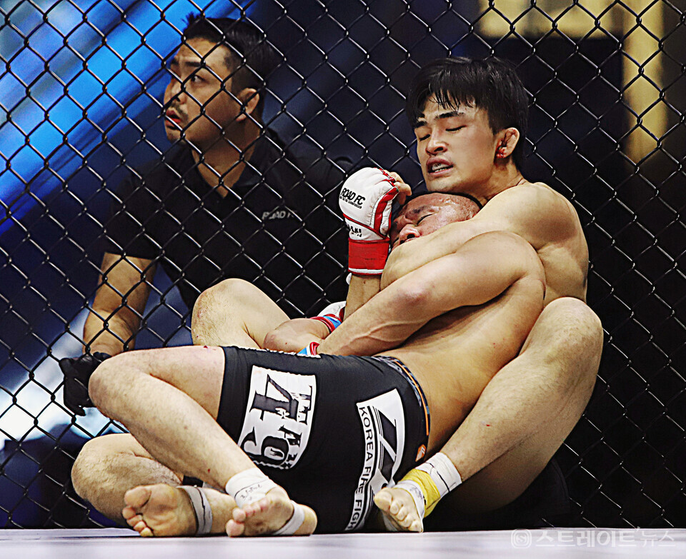 ROAD FC 067 김산 vs 신동국 라이트급 3라운드 경기 장면. 양용은 기자 taeji1368@naver.com