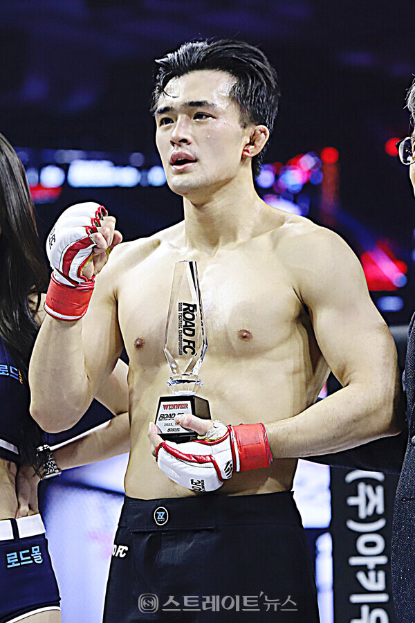 ROAD FC 067 라이트급 경기에서 신동국을 상대로 심판 전원일치 판정승을 거뒀다. 양용은 기자 taeji1368@naver.com
