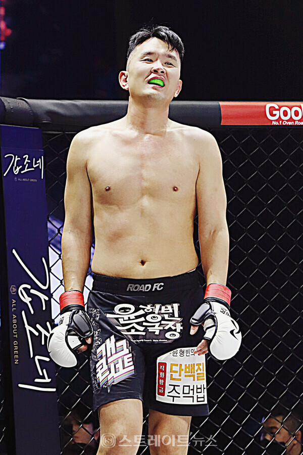 ROAD FC 067 파이터 100 스페셜 매치에서 쇼유 니키에게 패배 후 아쉬워 하고 있다. 양용은 기자 taeji1368@naver.com