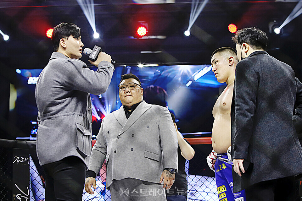 ‘로드FC 067’ 무제한급 경기에서 승리한 세키노 타이세이가 다음 상대로 로드FC 라이트헤비급 챔피언 김태인을 지목했고, 김태인(왼쪽)이 케이지에 올라와 도전을 수락했다. 양용은 기자 taeji1368@naver.com