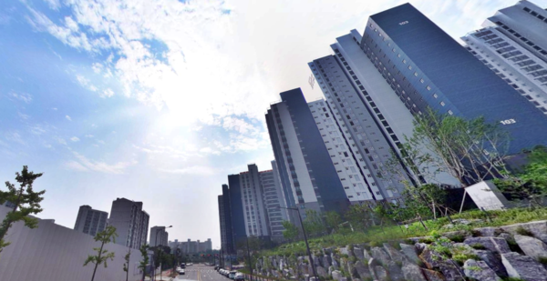 깜깜이 분양 중인 '아산 신창1차 광신프로그레스' 인근에 자리한 아산 신창면 남성리 일대에 '신아산 모아엘가 비스타'(우측)과 소화마을 주공 아파트.