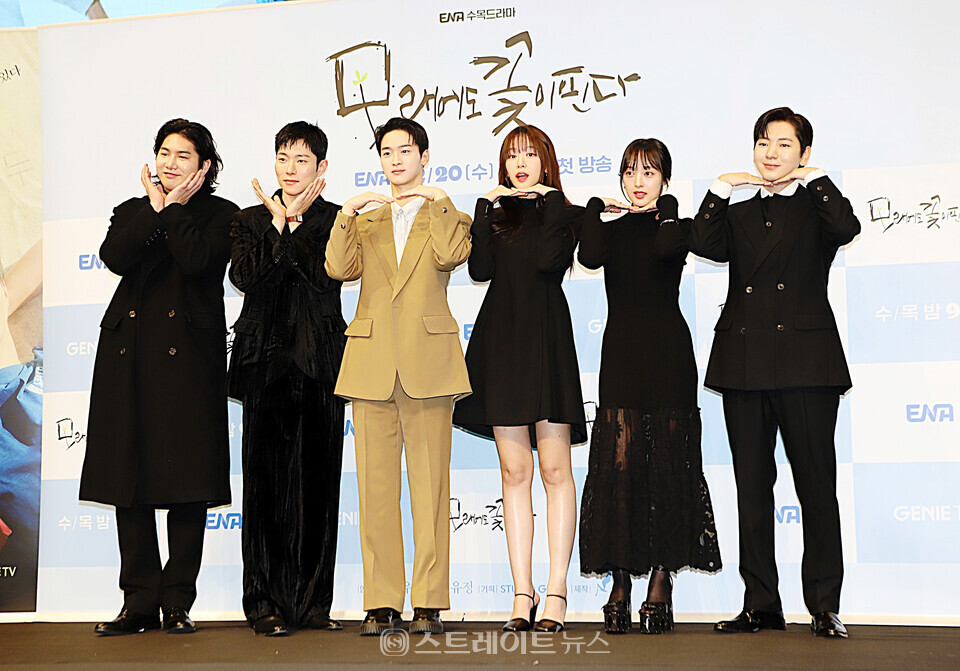 ENA 수목드라마 ‘모래에도 꽃이 핀다’ 제작발표회에 참석한 (왼쪽부터) 장동윤-이주명-윤종석-김보라-이재준-이주승 포토타임. 양용은 기자 taeji1368@naver.com