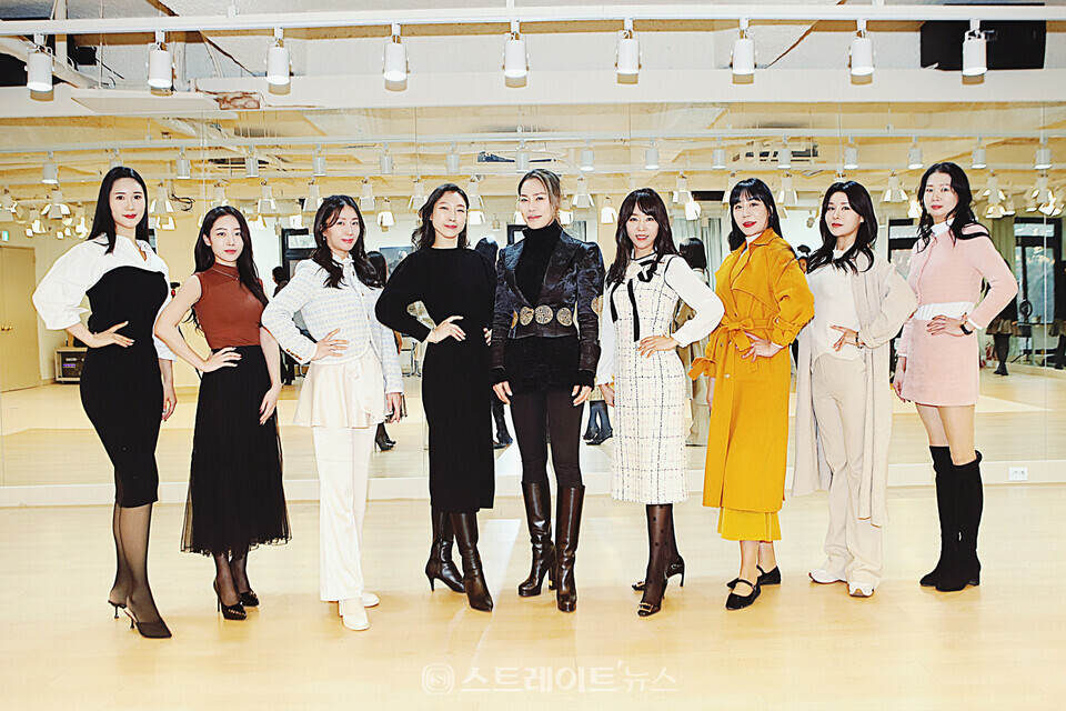 특강을 마친 목은정 한복디자이너와 동덕여자대학교 평생교육원 한복모델반 학생들. 양용은 기자 taeji1368@naver.com