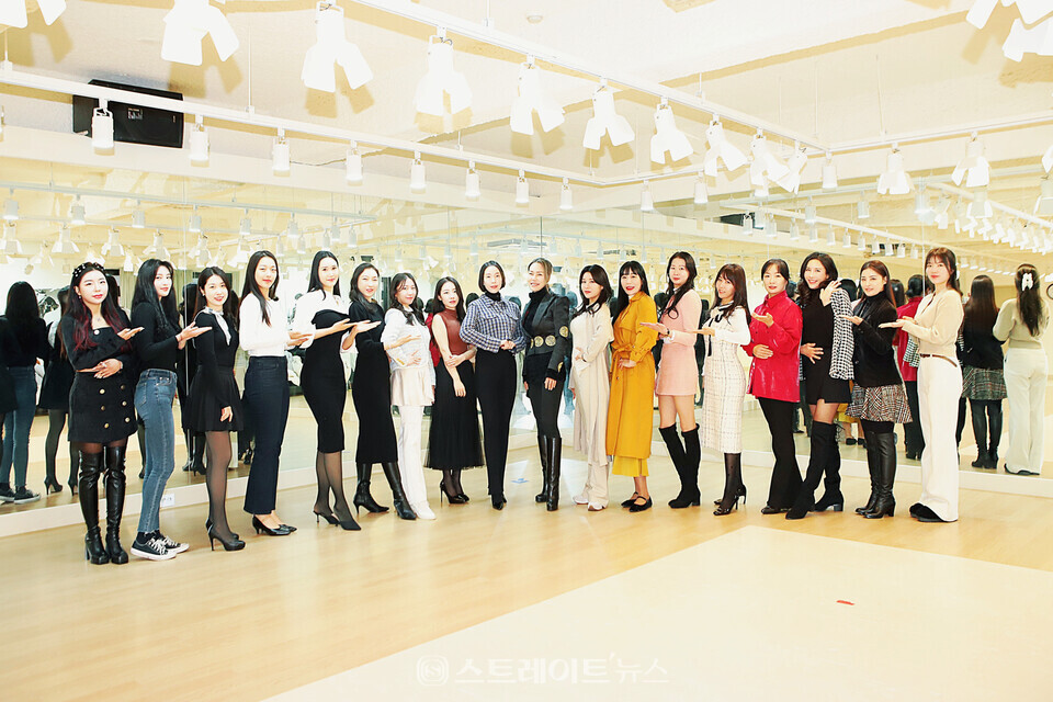 목은정 한복디자이너, 김민경 교수를 비롯해 동덕여자대학교 평생교육원 한복모델반 학생들 단체컷. 양용은 기자 taeji1368@naver.com