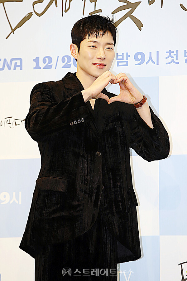 ENA 수목드라마 ‘모래에도 꽃이 핀다’ 제작발표회에 참석한 배우 윤종석이 포토타임을 갖고 있다.. 양용은 기자 taeji1368@naver.com