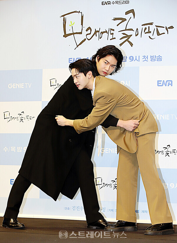 ENA 수목드라마 ‘모래에도 꽃이 핀다’ 제작발표회에 참석한 배우 장동윤-이재준이 포토타임을 갖고 있다. 양용은 기자 taeji1368@naver.com