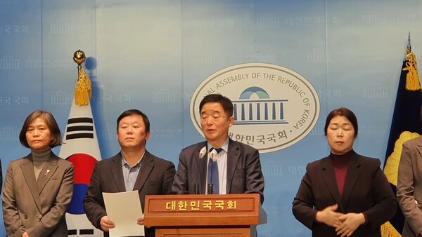 더불어민주당 강득구(왼쪽 세번째) 의원 등이 21일 오전 국회소통관에서 기자회견을 열고 있다. 이제항 선임기자.