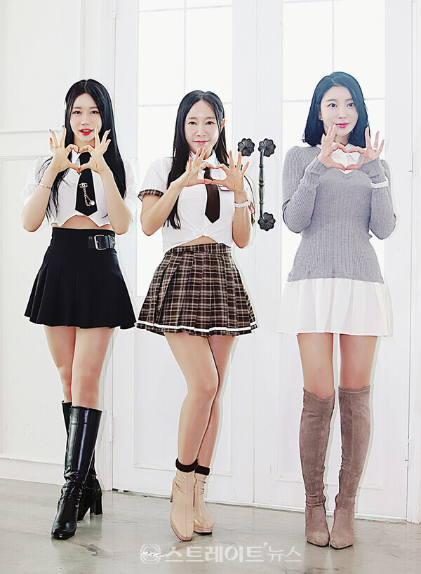 윤나겸-권예지 ‘맥스큐’ 화보 촬영장 찾은 (왼쪽부터) 유예주-우희선-최인혜. 양용은 기자 taeji1368@naver.com