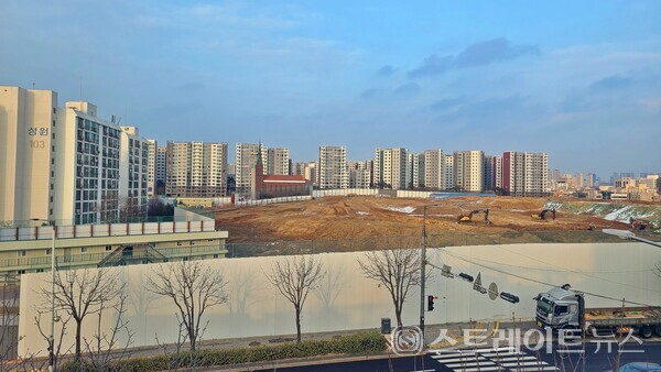 권선6구역 주택재개발사업의 총 2178가구 규모의 '매교역 팰루시드' 건설현장 2023.12.24.(사진 함영원 기자)