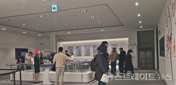 ​수원 권선구 세류동 권선6구역 주택재개발 아파트인 '매교역 팰루시드'가 지역 역대급 최고가 분양 논란에 휩싸이면서 청약전선이 비상이 걸렸다. 사진은 용인 동천동에 있는 '매교역 팰루시드'의 모델하우스 내 모형 관람객. (사진 : 함영원 기자)​