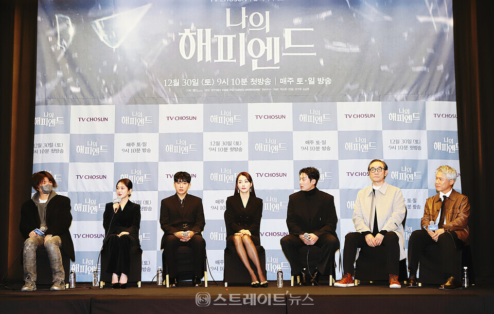 주말 미니시리즈 ‘나의 해피엔드’ 제작발표회 현장 (왼쪽부터) 조수원 감독-장나라-손호준-소이현-이기택-김홍파-박호산. 양용은 기자 taeji1368@naver.com