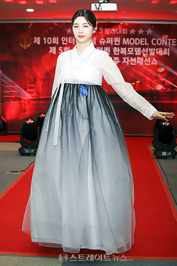 제5회 월드 슈퍼퀸 한복 모델대회 3본선 출전자 백채빈이 포즈를 취하고 있다. 양용은 기자 taeji1368@naver.com