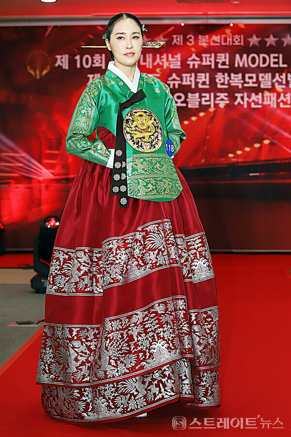 제5회 월드 슈퍼퀸 한복 모델대회 3본선 출전자 박미영이 런웨이를 걷고 있다. 양용은 기자 taeji1368@naver.com
