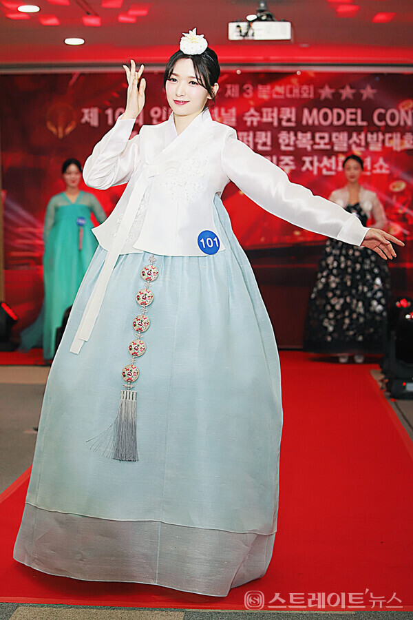제5회 월드 슈퍼퀸 한복 모델대회 3본선 출전자 이율하가 포즈를 취하고 있다. 양용은 기자 taeji1368@naver.com