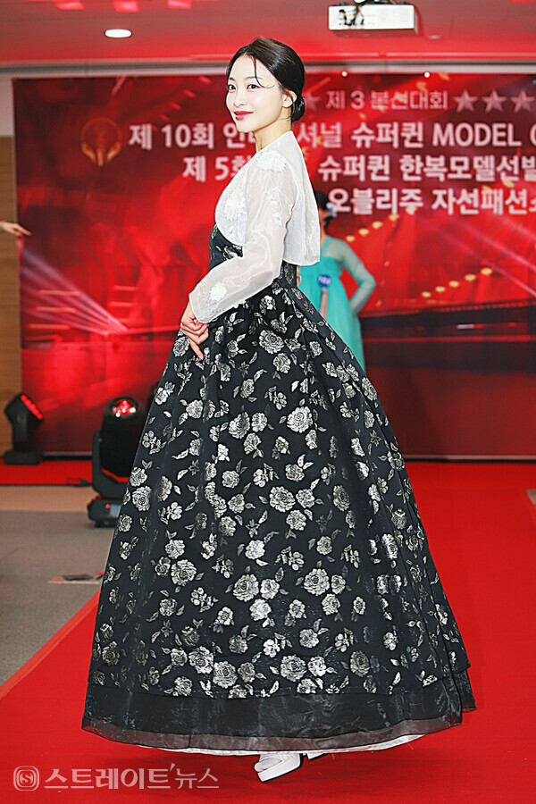 제5회 월드 슈퍼퀸 한복 모델대회 3본선 출전자 최효영이 포즈를 취하고 있다. 양용은 기자 taeji1368@naver.com
