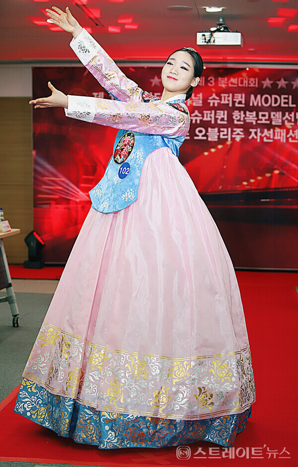 제5회 월드 슈퍼퀸 한복 모델대회 3본선 출전자 나선민이 포즈를 취하고 있다. 양용은 기자 taeji1368@naver.com