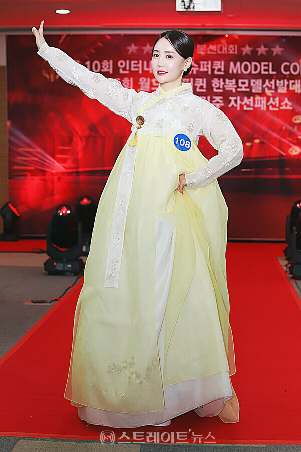제5회 월드 슈퍼퀸 한복 모델대회 3본선 출전자 김채린이 포즈를 취하고 있다. 양용은 기자 taeji1368@naver.com
