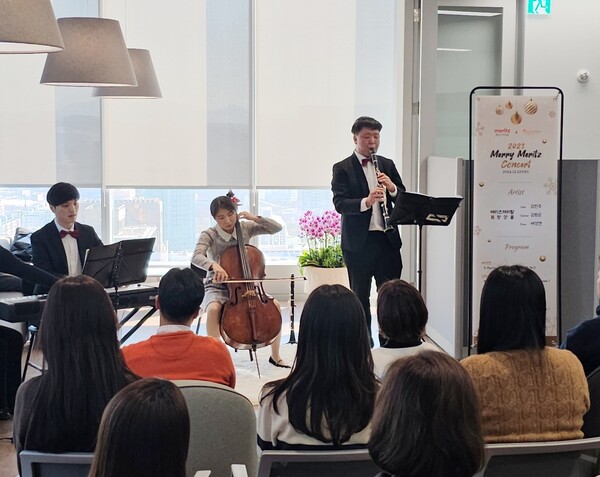 지난 23일, 여의도 소재 메리츠캐피탈에서 열린 사랑의 미니콘서트 모습, (오른쪽부터) 김범순 클라리네스트,김민주 첼리스트,배성연 피아니스트. 메리츠캐피탈 제공.