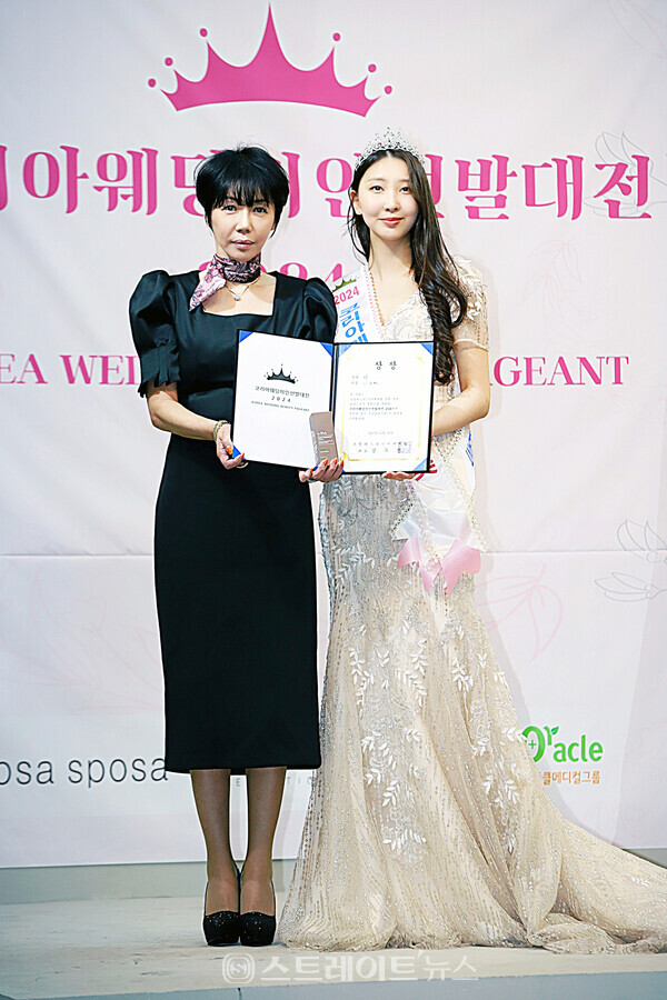 ‘코리아웨딩미인선발대전 2024’ 미(美) 수상자 이나현(오른쪽)과 여주홀딩스 김여주 회장 기념촬영. 양용은 기자 taeji1368@naver.com