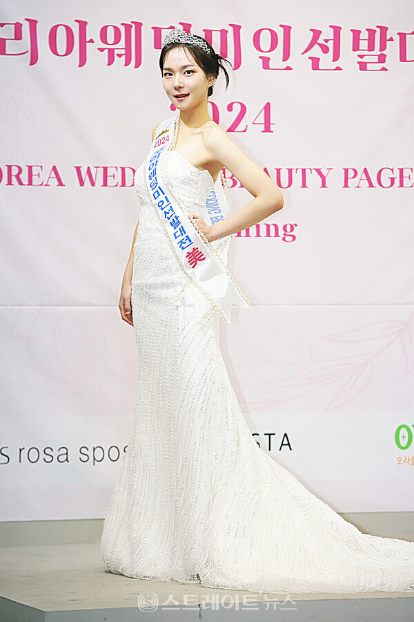 ‘코리아웨딩미인선발대전 2024’ 미(美) 수상자 안수빈이 포토타임을 갖고 있다. 양용은 기자 taeji1368@naver.com