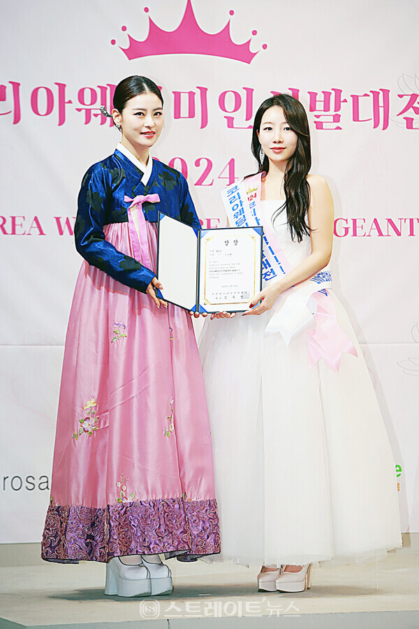 ‘코리아웨딩미인선발대전 2024’ 뷰티상 수상자 정지영(오른쪽)과 시상자 ‘2022 자연미인선발제전’ 선(善) 전영주 기념촬영. 양용은 기자 taeji1368@naver.com