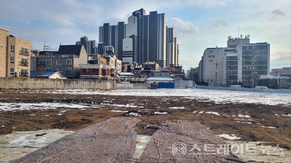 에이치엘디앤아이(HLD&I) 한라가 광교생활권인 '서광교 한라비발디 레이크포레'(사진 : 수원시 연무동 58-1번지 일원 건설현장)를 새해 첫달에 분양에 나선다. 현장 전면은 84㎡형 실거래가가 7억6000만원의 '서광교  파크스위첸'이다. (사진 : 함영원 기자)