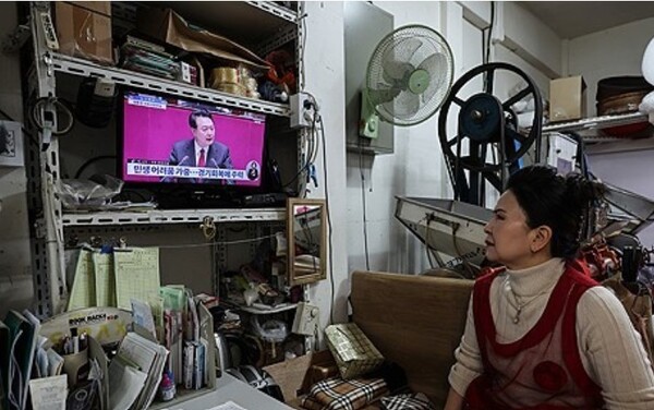 지난 달 31일 대통령 국회 시정 연설을 지켜보는 한 전통시장 상인. 연합뉴스 제공.