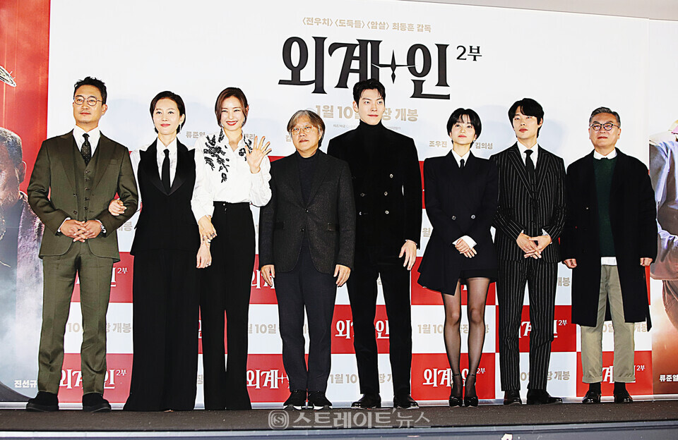 영화 ‘외계+인’ 2부 기자간담회 참석한 (왼쪽부터) 조우진-염정아-이하늬-최동훈 감독-김우빈-김태리-류준열-김의성 포토타임. 양용은 기자 taeji1368@naver.com