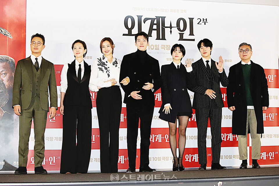 영화 ‘외계+인’ 2부 기자간담회 참석한 (왼쪽부터) 배우 조우진-염정아-이하늬-김우빈-김태리-류준열-김의성 포토타임. 양용은 기자 taeji1368@naver.com