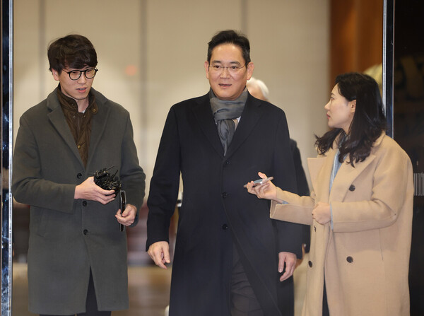 네덜란드를 방문했던 이재용 삼성전자 회장이 지난해 12월 15일 서울김포비즈니스항공센터를 통해 귀국하고 있다. 연합뉴스