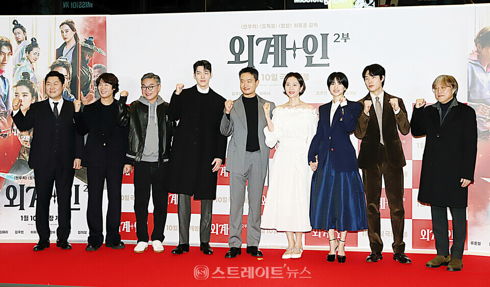 ‘외계+인’ 2부 VIP 시사회 포토월 행사에 참석한 (왼쪽부터) 윤경호-진선규-김의성-김우빈-조우진-염정아-김태리-류준열-최동훈 감독 포토타임. 양용은 기자 taeji1368@naver.com