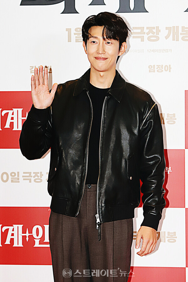 영화 ‘외계+인’ 2부 VIP 시사회 포토월 행사에 참석한 배우 강기영이 포토타임을 갖고 있다. 양용은 기자 taeji1368@naver.com